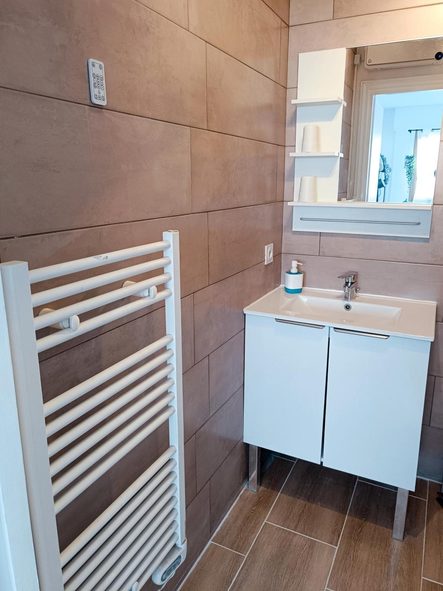 2 pièces climatisé avec balcon dans le vieil Antibes, résidence moderne avec ascenseur Esterno foto