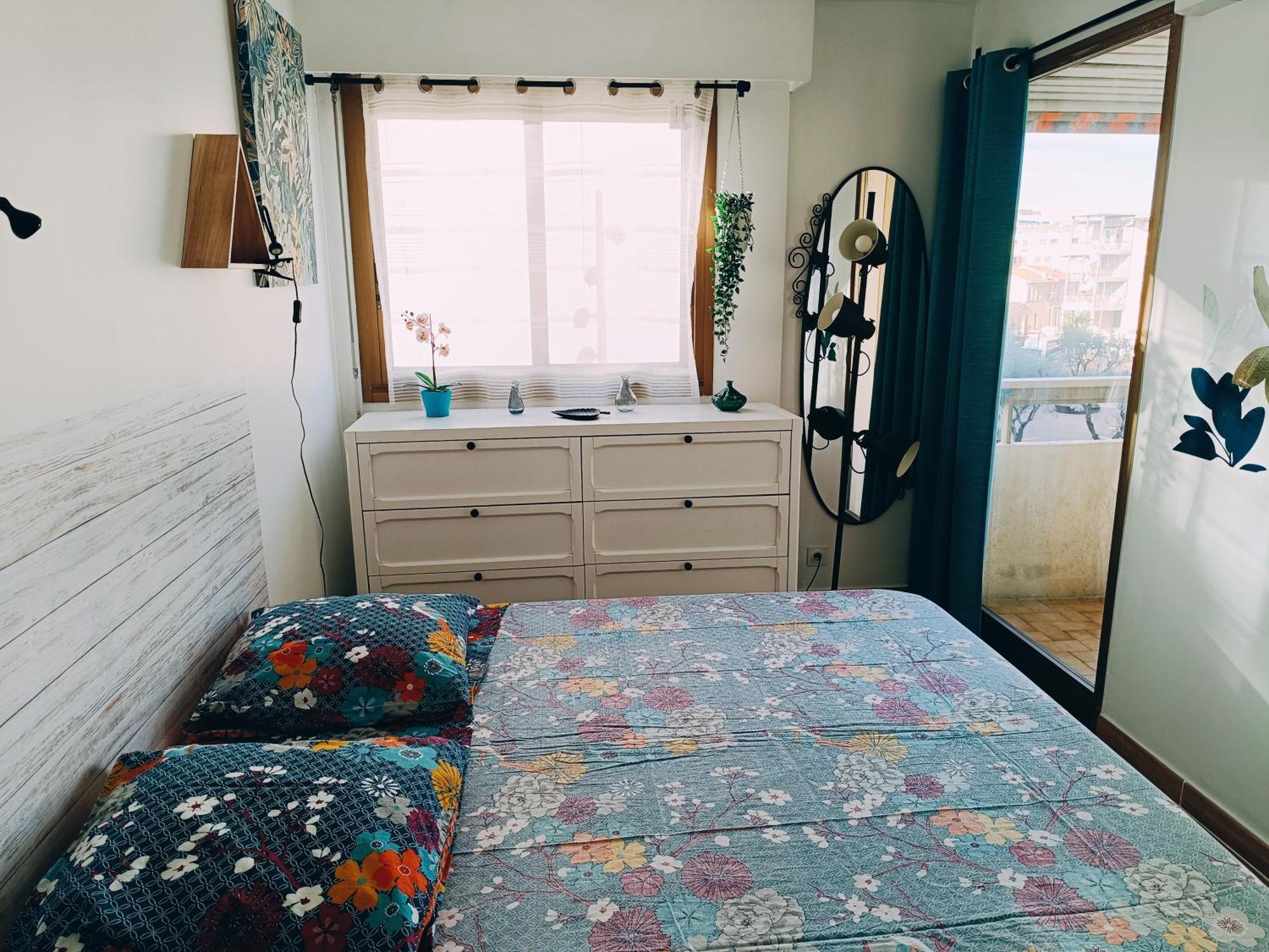 2 pièces climatisé avec balcon dans le vieil Antibes, résidence moderne avec ascenseur Esterno foto